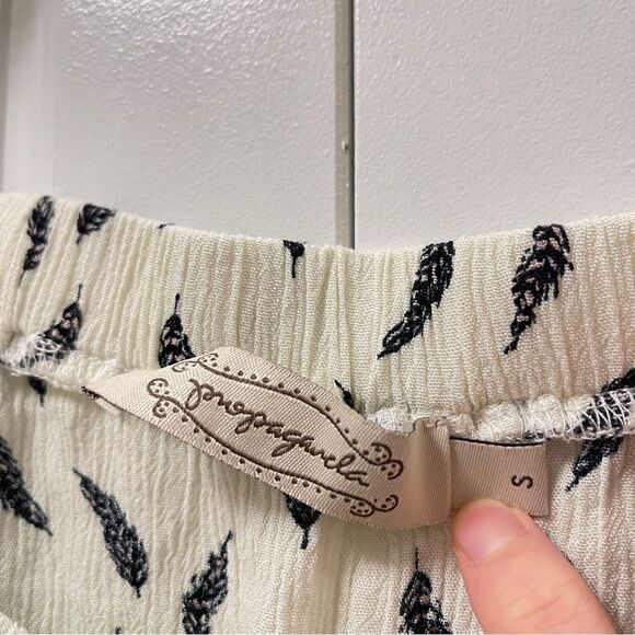 Propaganda Off-the-Shoulder Blouse Ivory Black Leaf Pattern - S - Picture 5 of 11